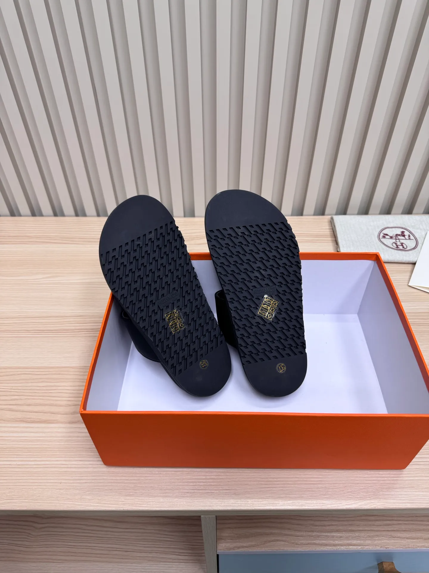 👟👟Ex-factory price 502👟👟Hermes🐎The extremely popular couple’s slippers/the latest hardware buckle sandals and slippers, paired with various colorful socks, so trendy!  ———————— Upper: imported cowhide/sheep leather/cloth/palmprint leather lining: imported cowhide/sheepskin outsole: Tpu non-slip and wear-resistant outsole Female size: 35-42 (40.41.42 non-returnable and non-exchangeable) Male code: 39-45 (45 non-returnable and non-exchangeable)